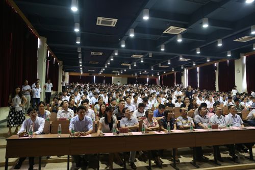 做展评聘人才对接会现场_领导、老师及学生认真观看学生汇报