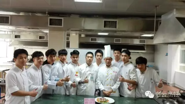 林壤明大师再次在广州白云工商技师学院亲自演绎传统经典粤菜之“生扣鸳鸯鸡”，展示国家级大师风范。