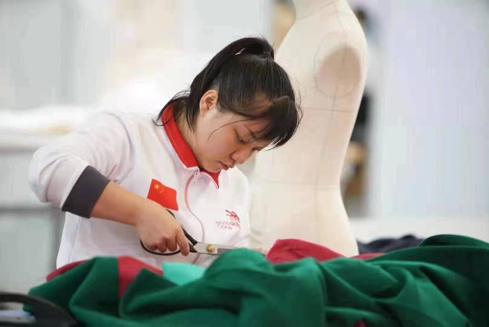 广州白云工商技师学院学子温彩云夺得世界技能大赛金牌