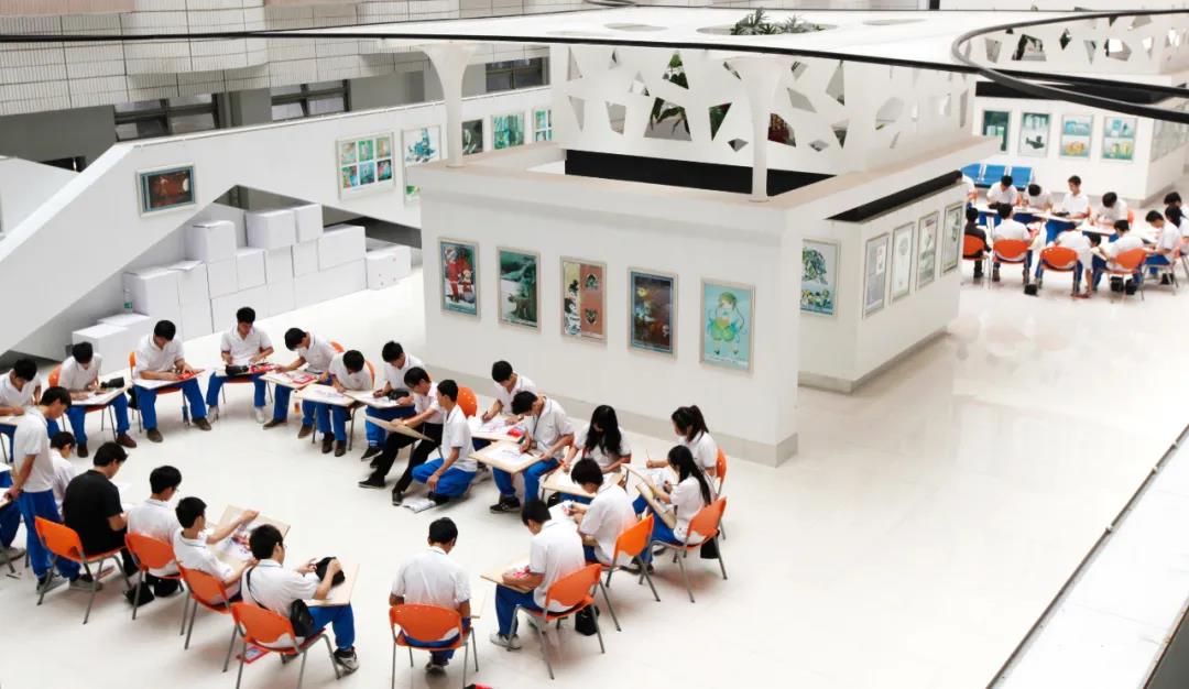 广州市白云工商技师学院艺术广场孕育着未来的希望