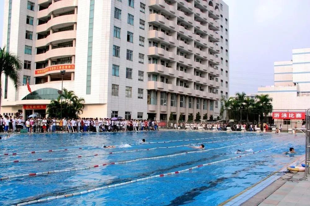 广州市白云工商技师学院校园游泳池
