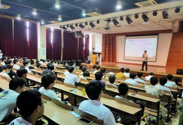 创新驱动发展，大数据引领未来 —广州市白云工商技师学院大数据行业专题讲座