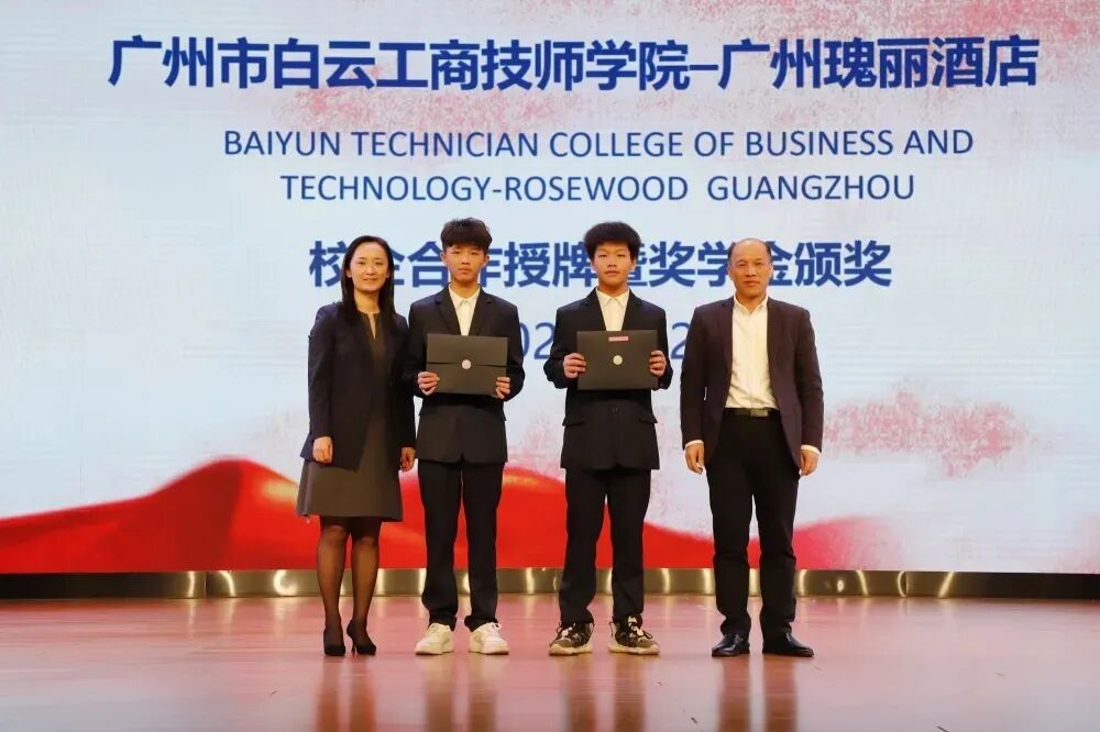 企业代表(左一)和校领导(右一)为企业奖学金获得者颁奖