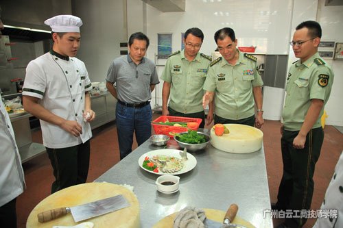 广东边防总队学员完成广州市白云工商技师学院2015年度等级厨点师培训学业