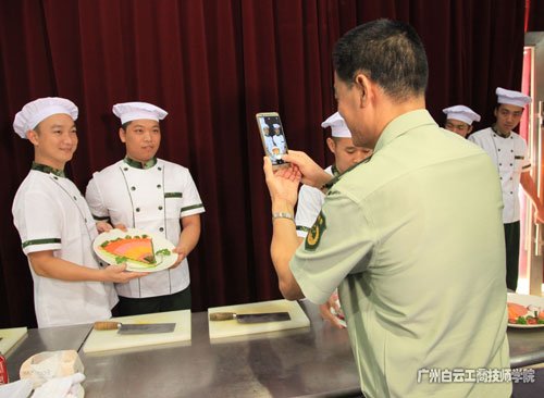 广东边防总队学员完成广州市白云工商技师学院2015年度等级厨点师培训学业